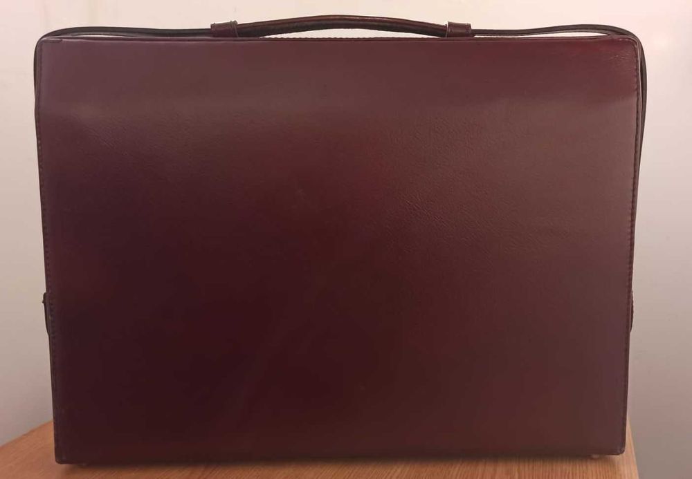 Servieta eleganta din piele visinie pentru transport acte