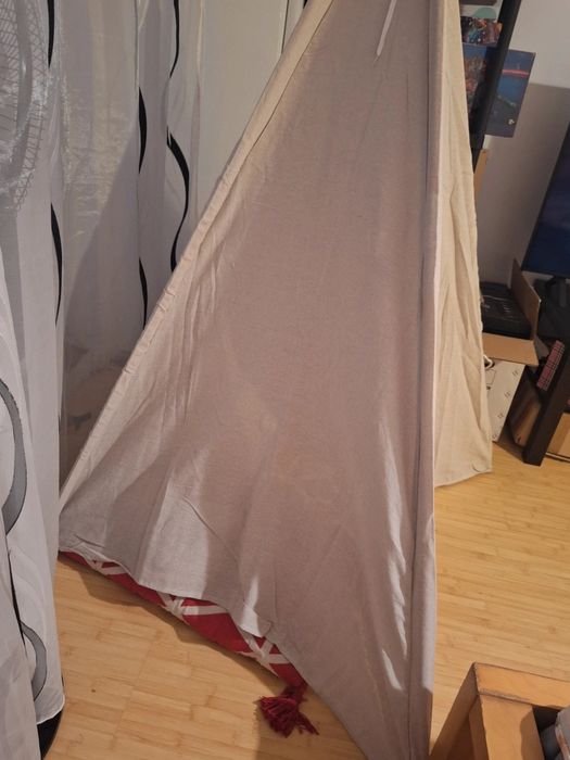 Cort Tepee nou, montat doar pentru poze