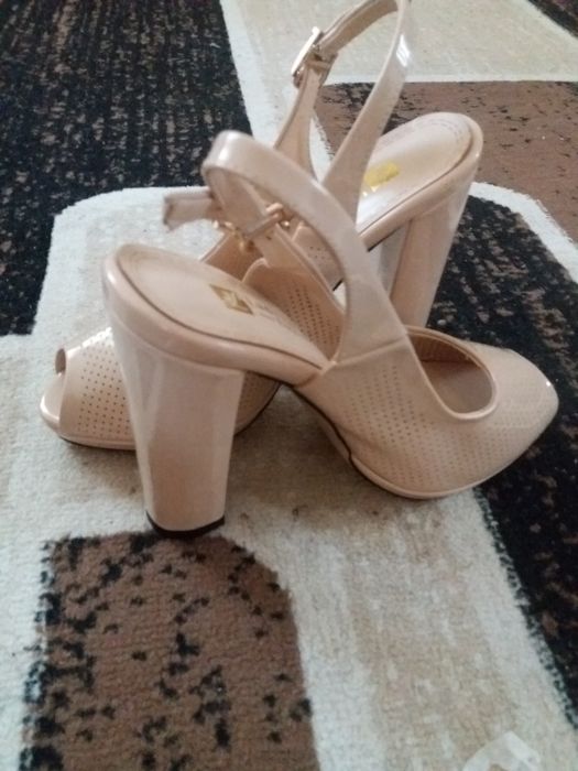 Продам новые босоножки