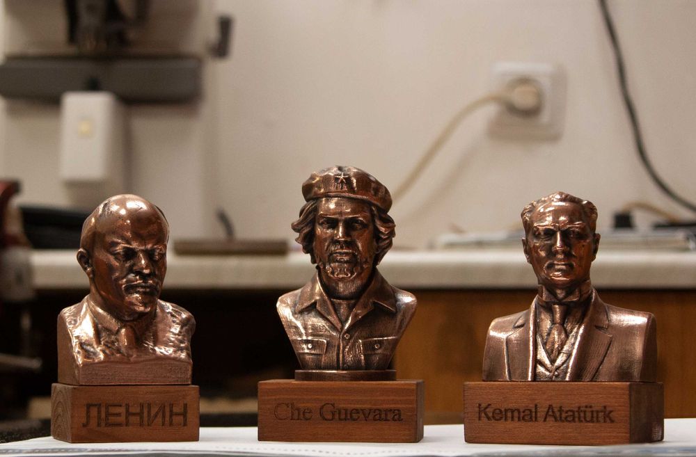 Бюстове на революционери-Ленин,Че Гевара,Атататюрк