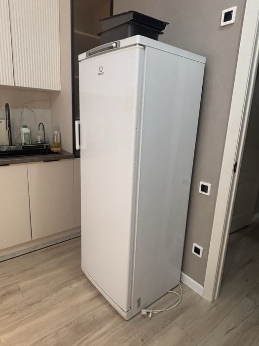 Морозильник отдам даром не работает