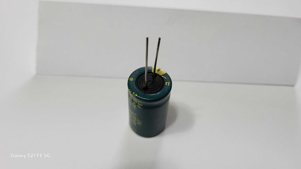 Condensator electrolitic Low ERS 100uF/450Vcc 18 X35 mm -40 -105 grade