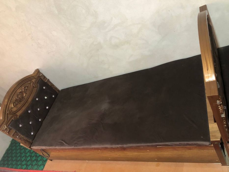 1 kishilik divan. 3 dona