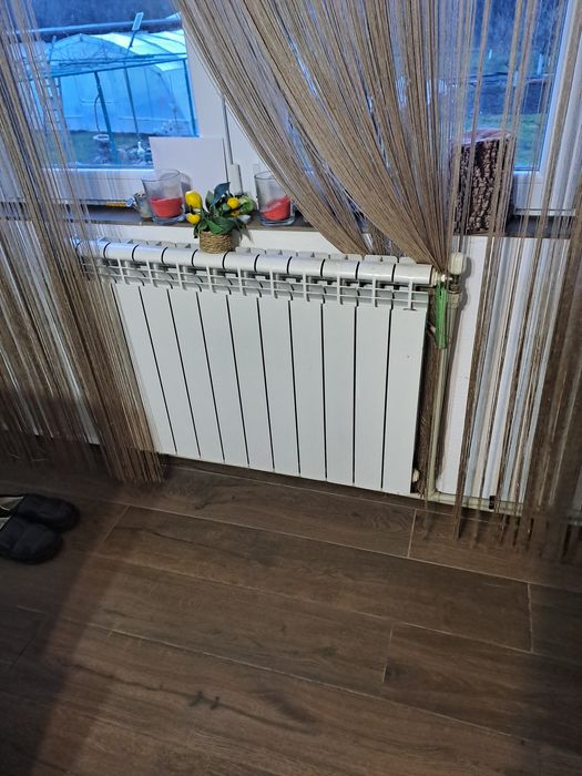 Камина с водна риза на дърва