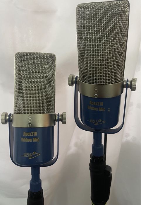 Vând două microfoane cu bandă model Apex 210