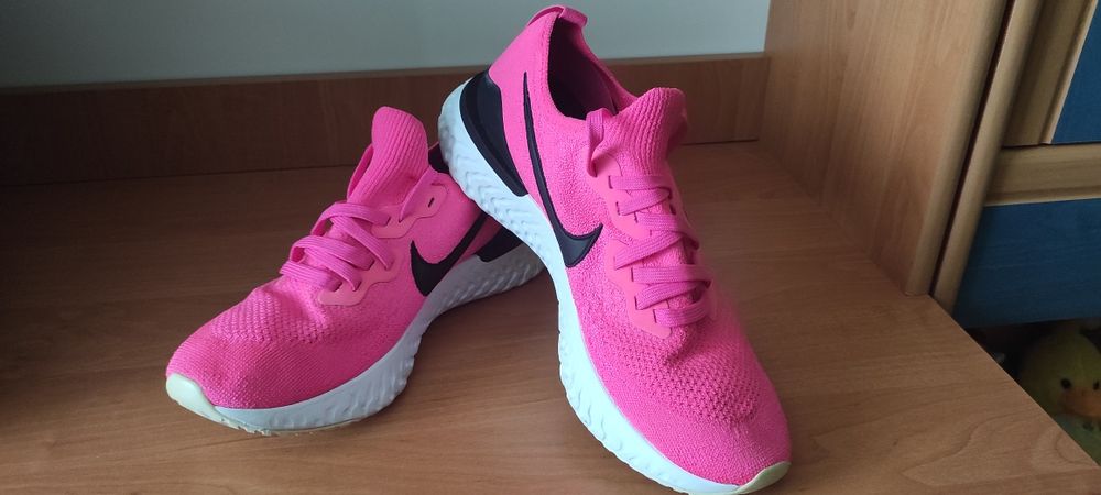 NIKE   Маратонки