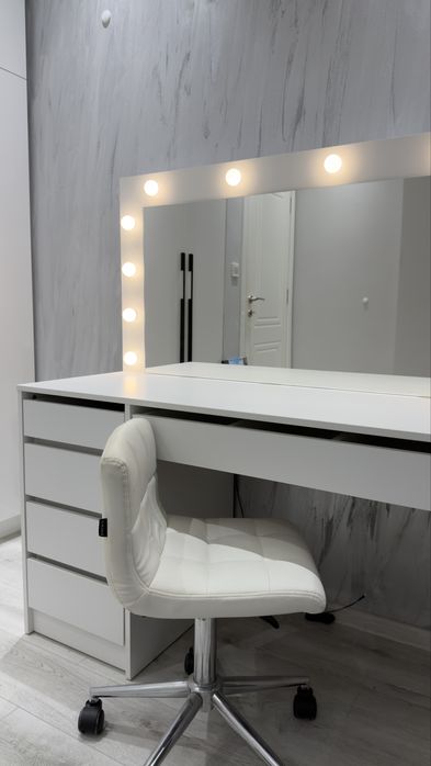 Тоалетка с LED осветление + кожен регулируем стол