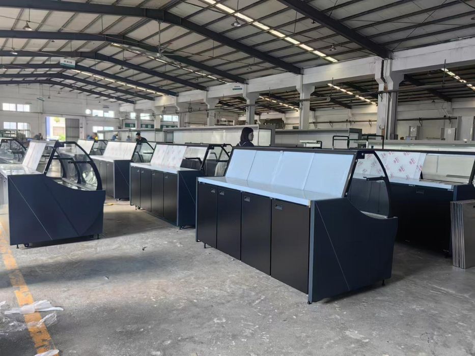 Vitrina frigorifica orizontala cu geam curbat pentru mezeluri