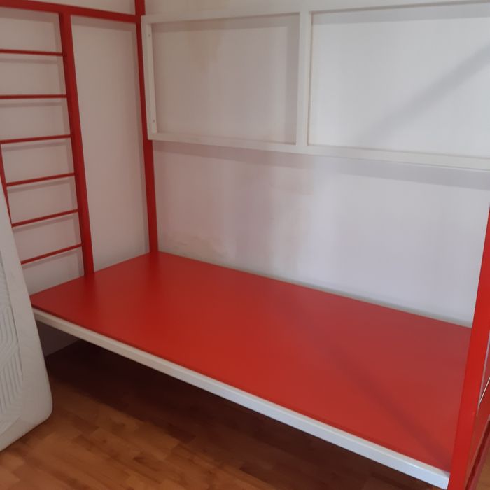 Vând pat etajat. Se poate pune birou sub el.