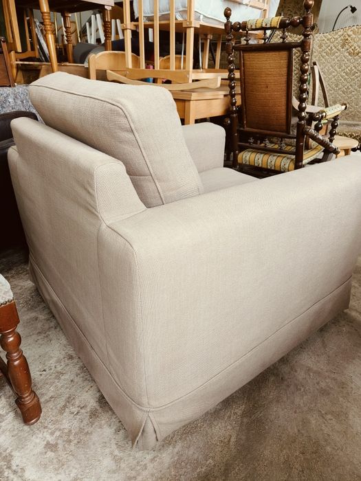 Удобно кресло в свеж бежов цвят със сваляеми калъфи