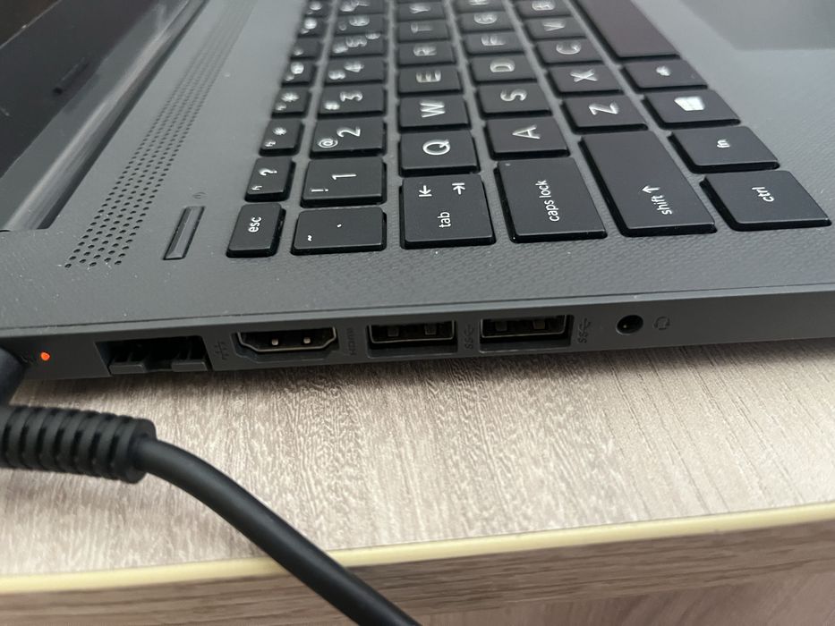 Laptop HP 250 G7, Intel i5 10th Gen, placă video dedicată, stare bună