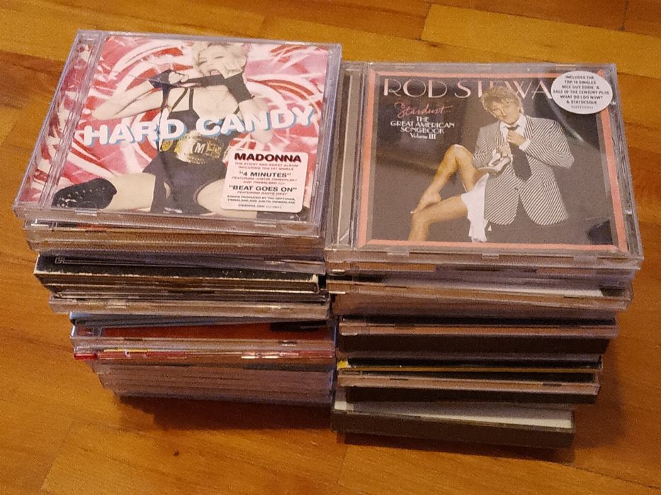 60 броя оригинални дискове (CD)  с английска музика