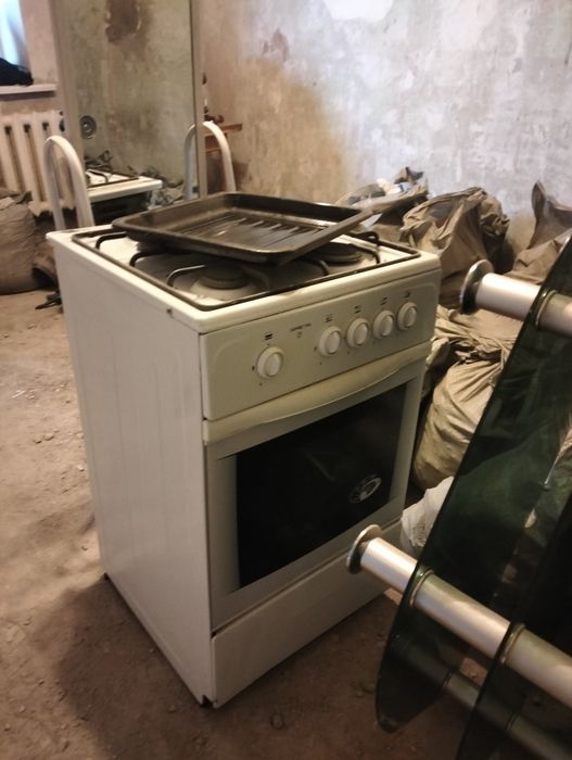 Газовая плита, столик, гладильная доска, зеркало, утюг б/у