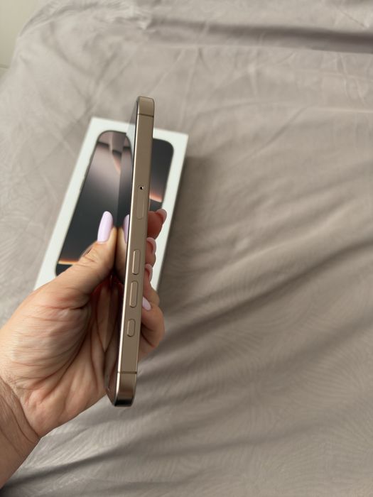 Iphone 16 pro desert titanium