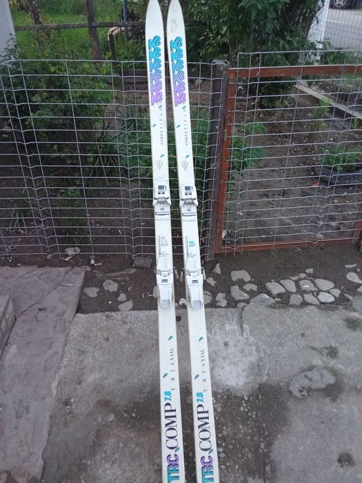 Vând schiuri de sărituri preț 450 de lei