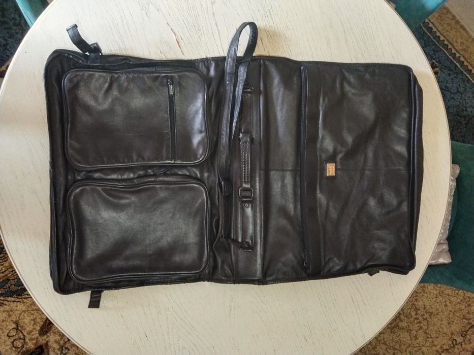 Кожаный портфель для костюмов