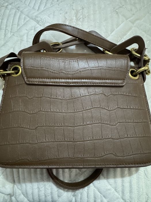 Сумка коричневого цвета.