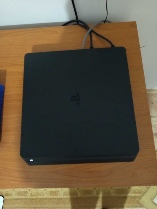 PS4 в комплект с 2 джойстика