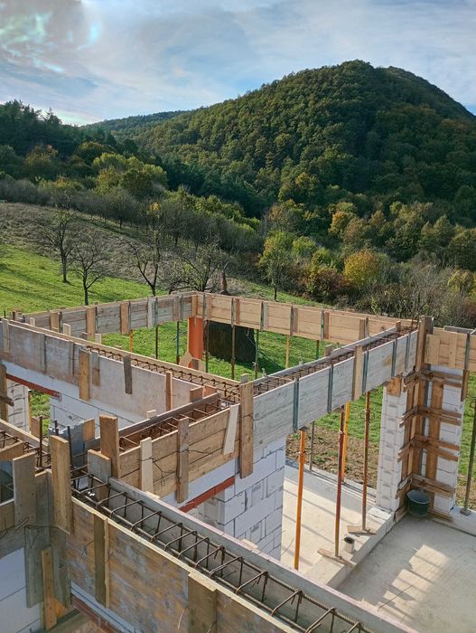 Executam case la roșu