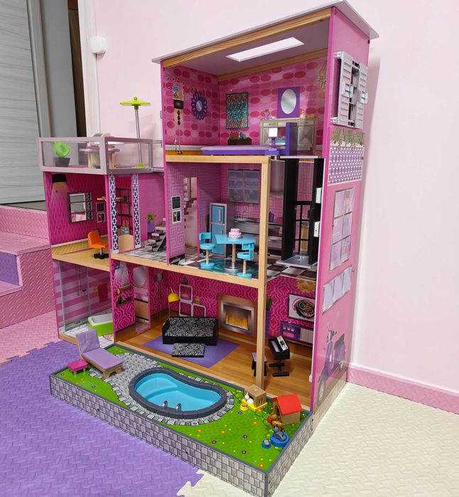 Casuta de papusi din lemn Uptown DollHouse KidKraft cu piscina cu apa