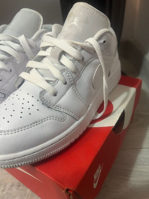 Vând Jordan 1 low