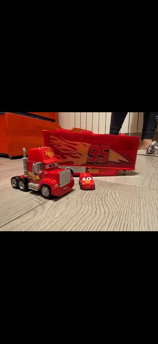 Fulger Mcqueen- Mack Hauler cu masinute din metal