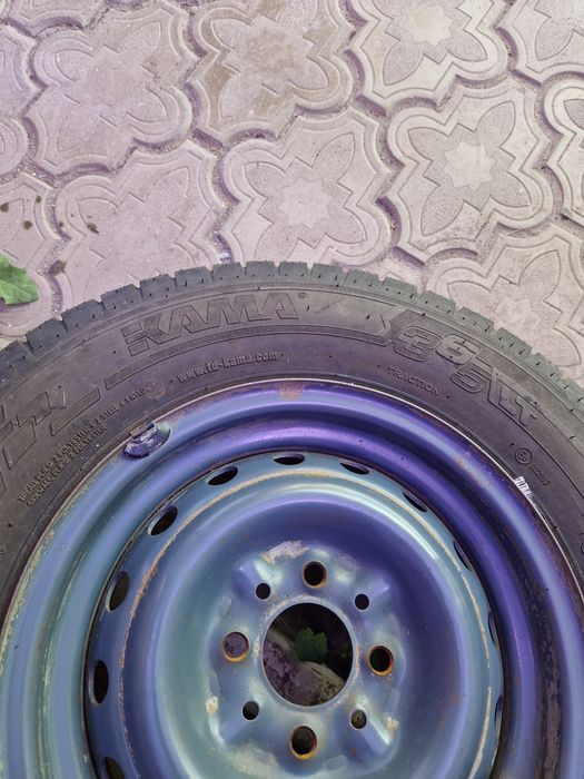 Продам комплект шин 185/70 r13C.