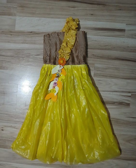 Rochie din materiale reciclabile pt fetita,mar 5-7 ani