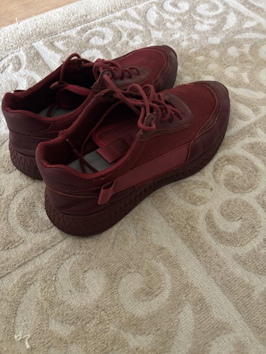 Кроссовки бордового цвета