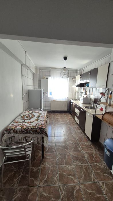 Inchiriez apartament 3 camere