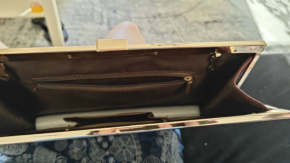 Дамска чанта от лак и златно закопчаване