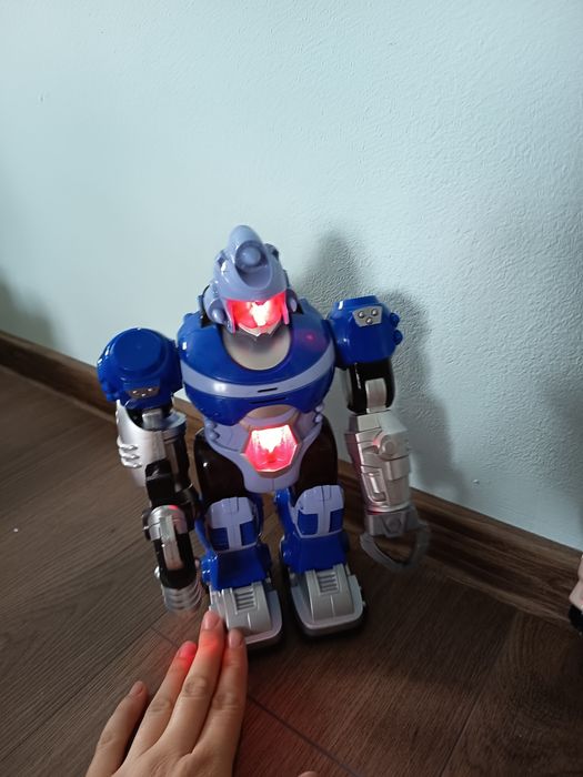 Roboti interactivi cu sunete și lumini