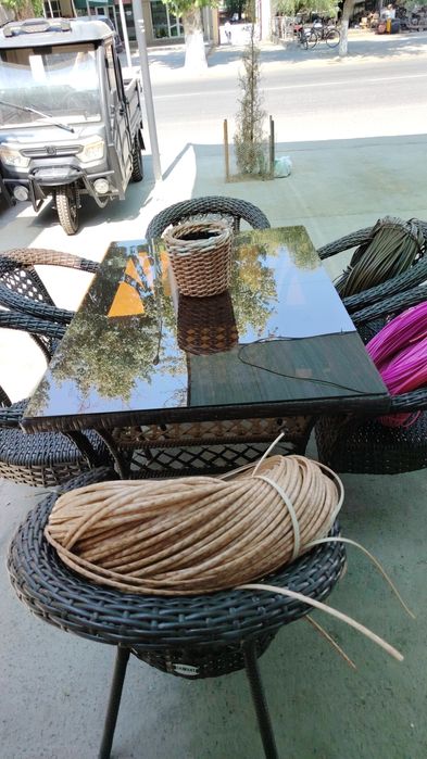 Стол ва стуллар ва качеля гул туваклар