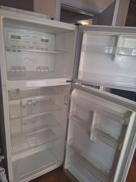 Продавам хладилник Деу но фрос