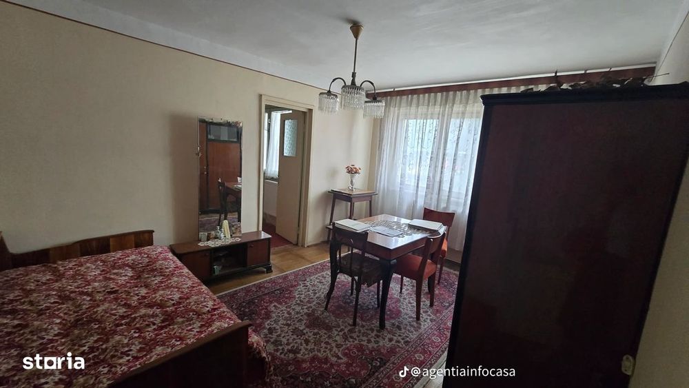Vand apartament cu 4 camere zona centrala