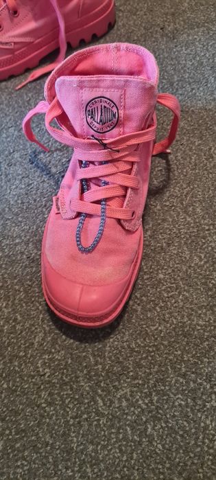 Vând Converse , teniși palladium