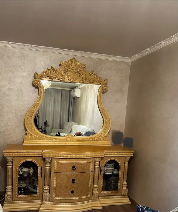 Комод для гостиной с зеркалом.