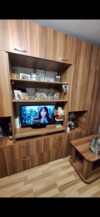 Biblioteca cu spatii de depozitare