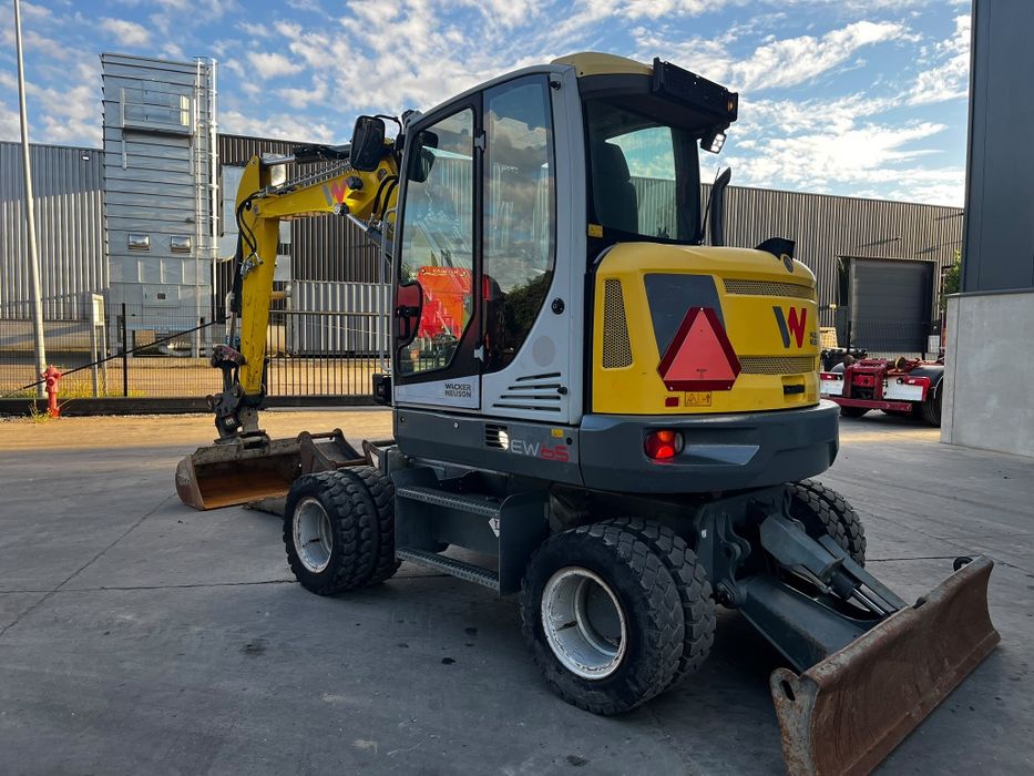 Excavator pe roti cu powertilt