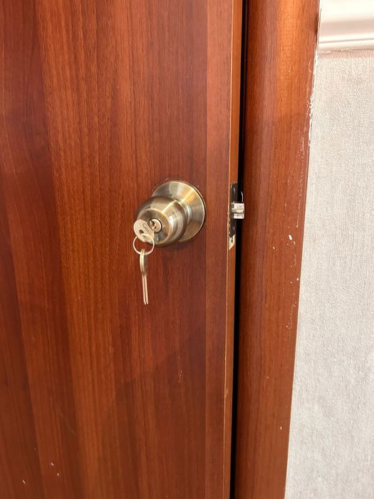 Б/у двери,  ленолиум. Кафель