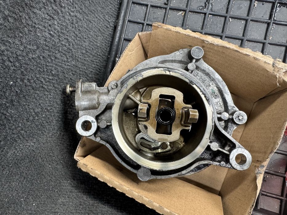 Вакуум помпа от Бмв Е91 BMW e90