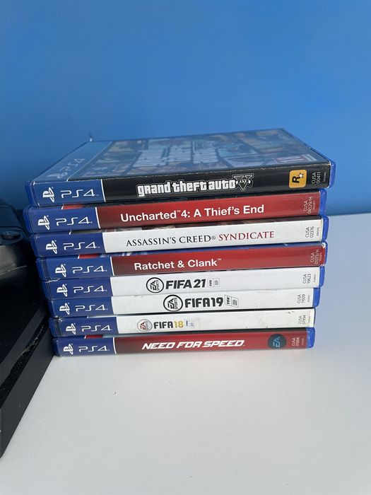Vând PS4 Slim + 2 Manete + 8 Jocuri