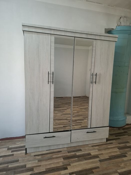 Кровати  и  шкаф