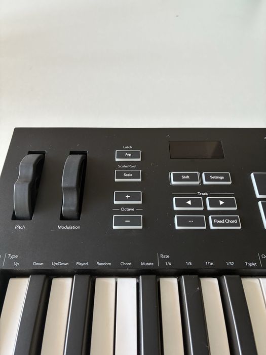 MIDI клавиатура Novation Launchkey 37 Mk 3
