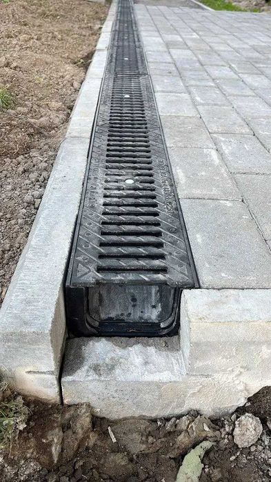Продаются водоотводный лоток и чугунная водоприёмная решётка Gidrolica