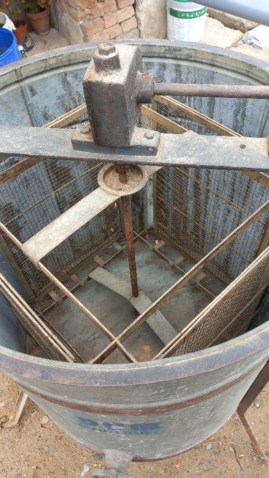 Продавам центрофуга за мед