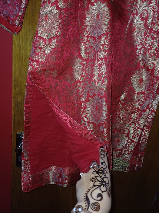 Tunică elegantă brocart roșie cu model auriu