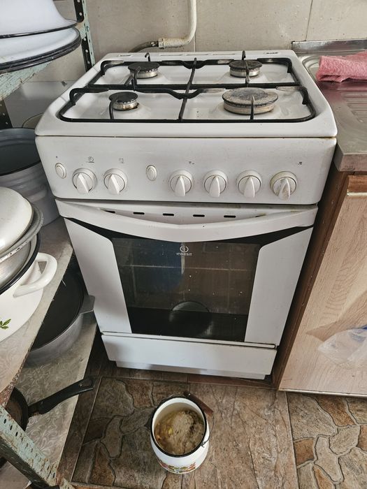 Продам газплиту Indesit