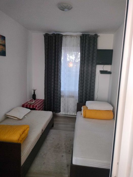 inchiere camera in vila cu curte spatiosa