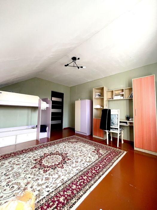 Частный дом с постройкоми.